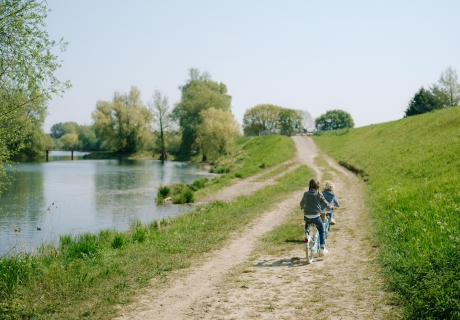 Fietsen langs de Maas